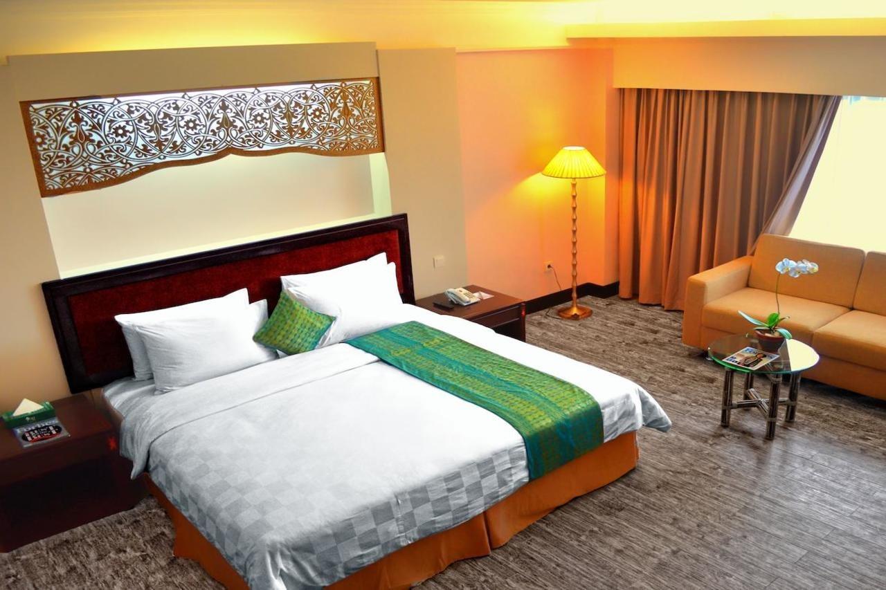 Kyriad Bumiminang Hotel Padang  Esterno foto