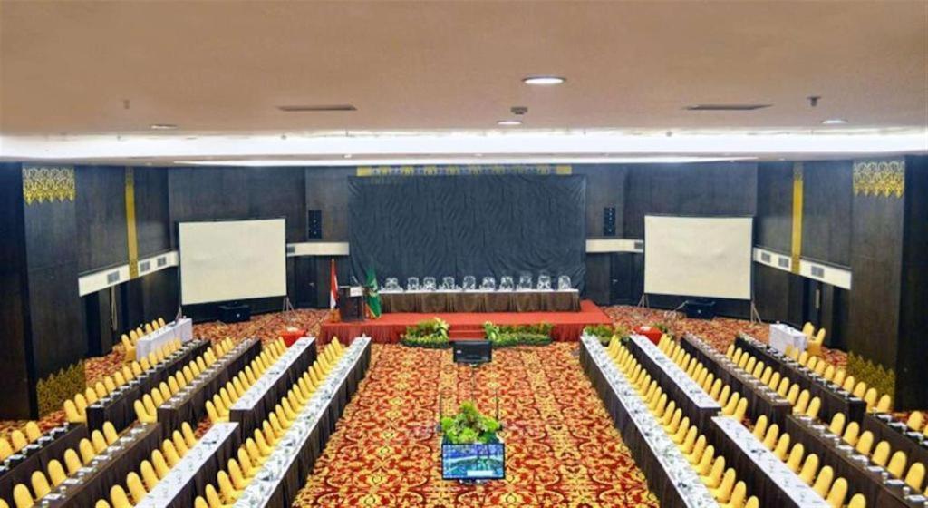 Kyriad Bumiminang Hotel Padang  Esterno foto