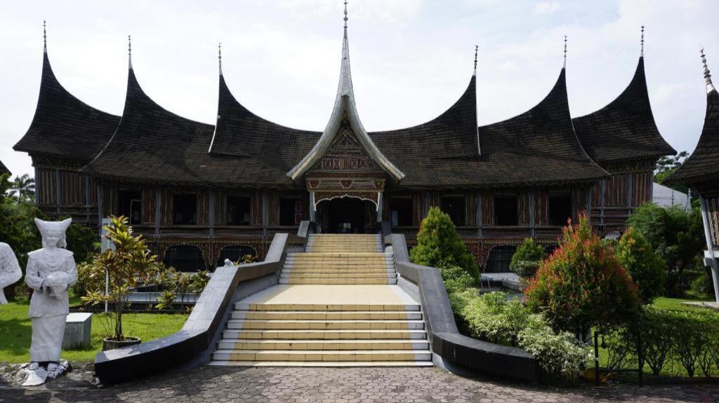 Kyriad Bumiminang Hotel Padang  Esterno foto