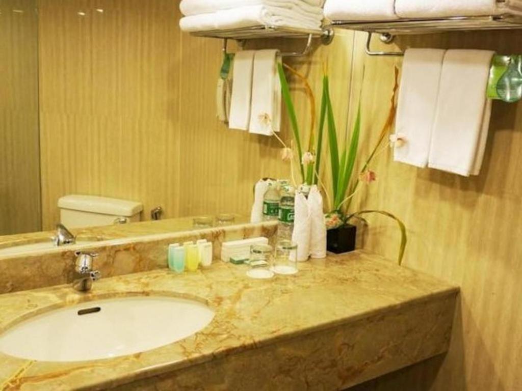 Kyriad Bumiminang Hotel Padang  Esterno foto