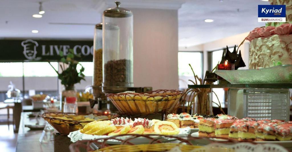 Kyriad Bumiminang Hotel Padang  Esterno foto