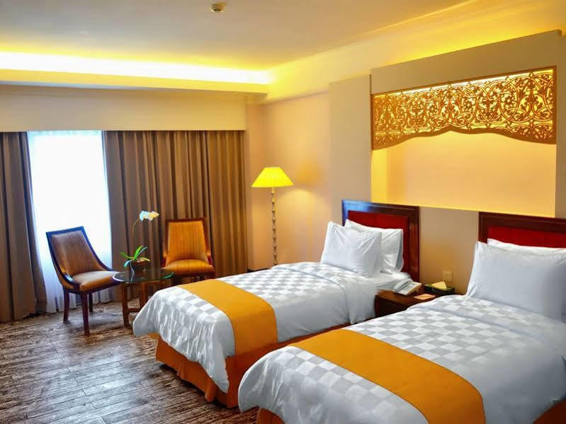 Kyriad Bumiminang Hotel Padang  Esterno foto