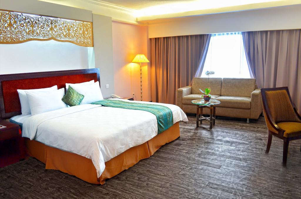 Kyriad Bumiminang Hotel Padang  Esterno foto
