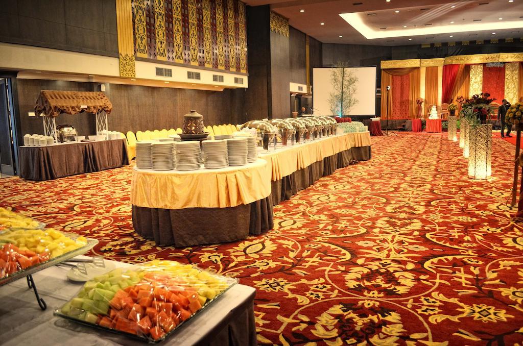 Kyriad Bumiminang Hotel Padang  Esterno foto